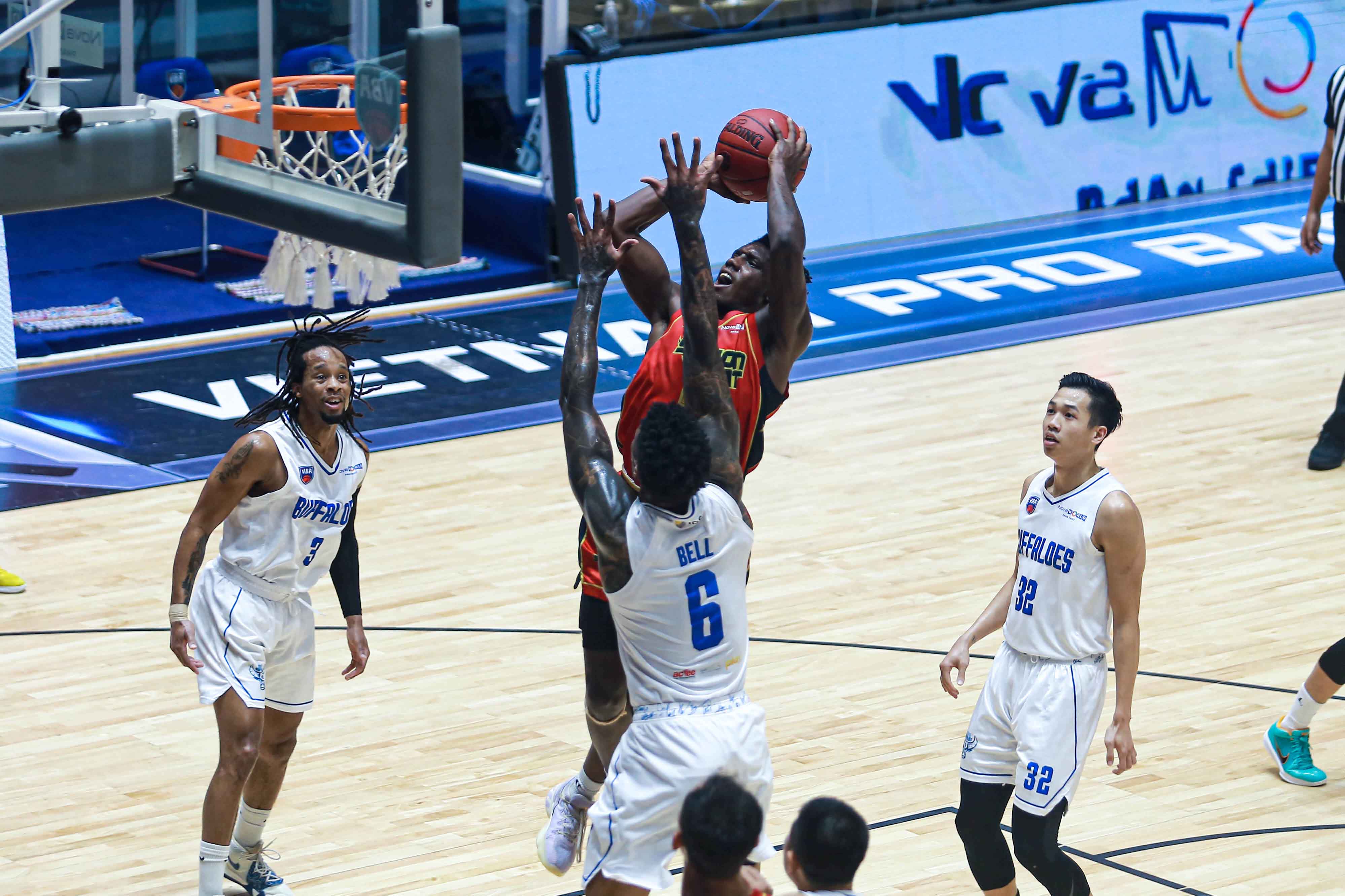 Saigon Heat’s Daquan Bracey is surrounded by players of Hanoi Buffaloes. Photo: VBA