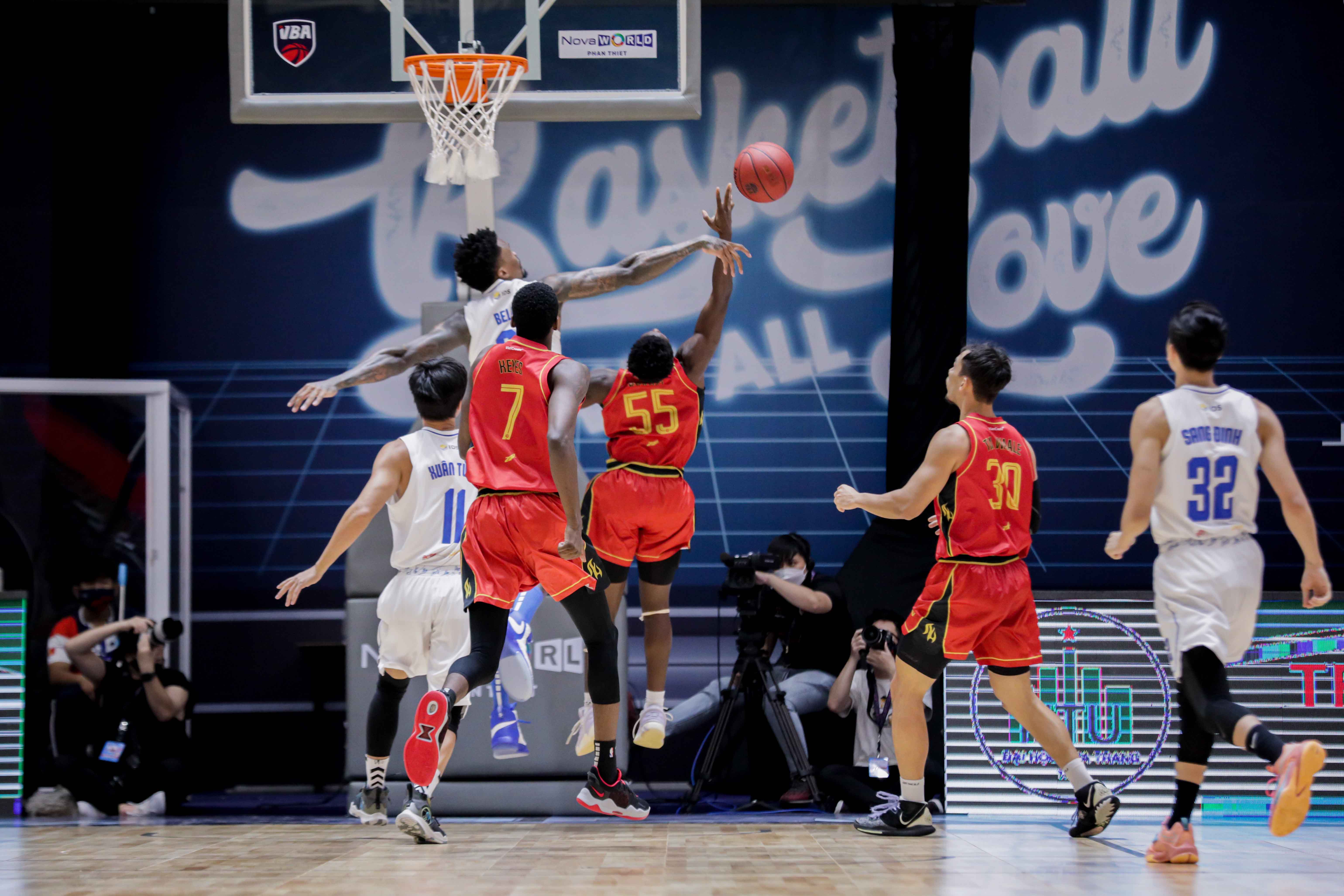 The Hanoi Buffaloes’ Mike Bell blocks an attack from the Saigon Heat’s Daquan Bracey. Photo: VBA