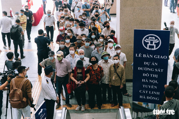 Hanoi people stand in line at the Cat Linh station in Dong Da District, Hanoi on November 6, 2021, waiting for a trip on the first elevated railway route of the city as well as Vietnam.  Photo: Pham Tuan / Tuoi Tre