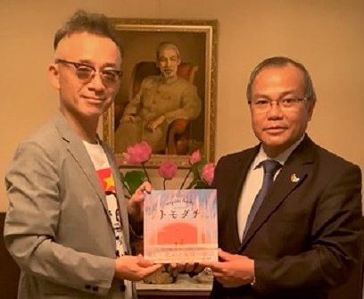 Author Aihara Hiroyuki (left) pays a visit to the Vietnamese Embassy in Japan and presents ‘Friends’ comic book to Ambassador Vu Hong Nam.