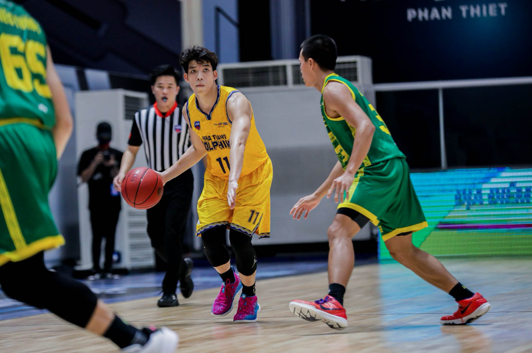 Nha Trang Dolphins’ Thanh Dat (in yellow). Photo: VBA