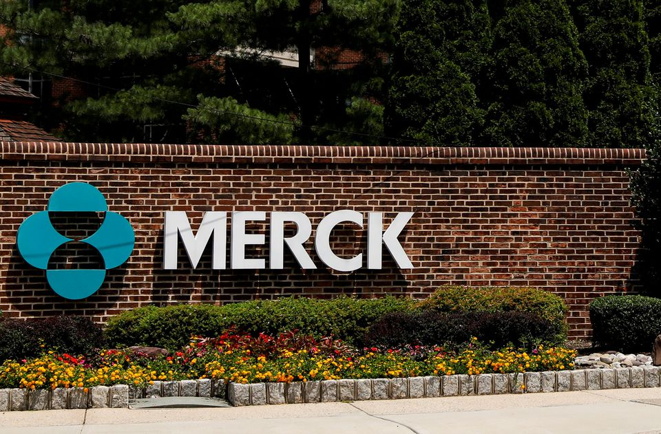 The Merck logo is seen at a gate to the Merck & Co campus in Rahway, New Jersey, U.S., July 12, 2018. Photo: Reuters