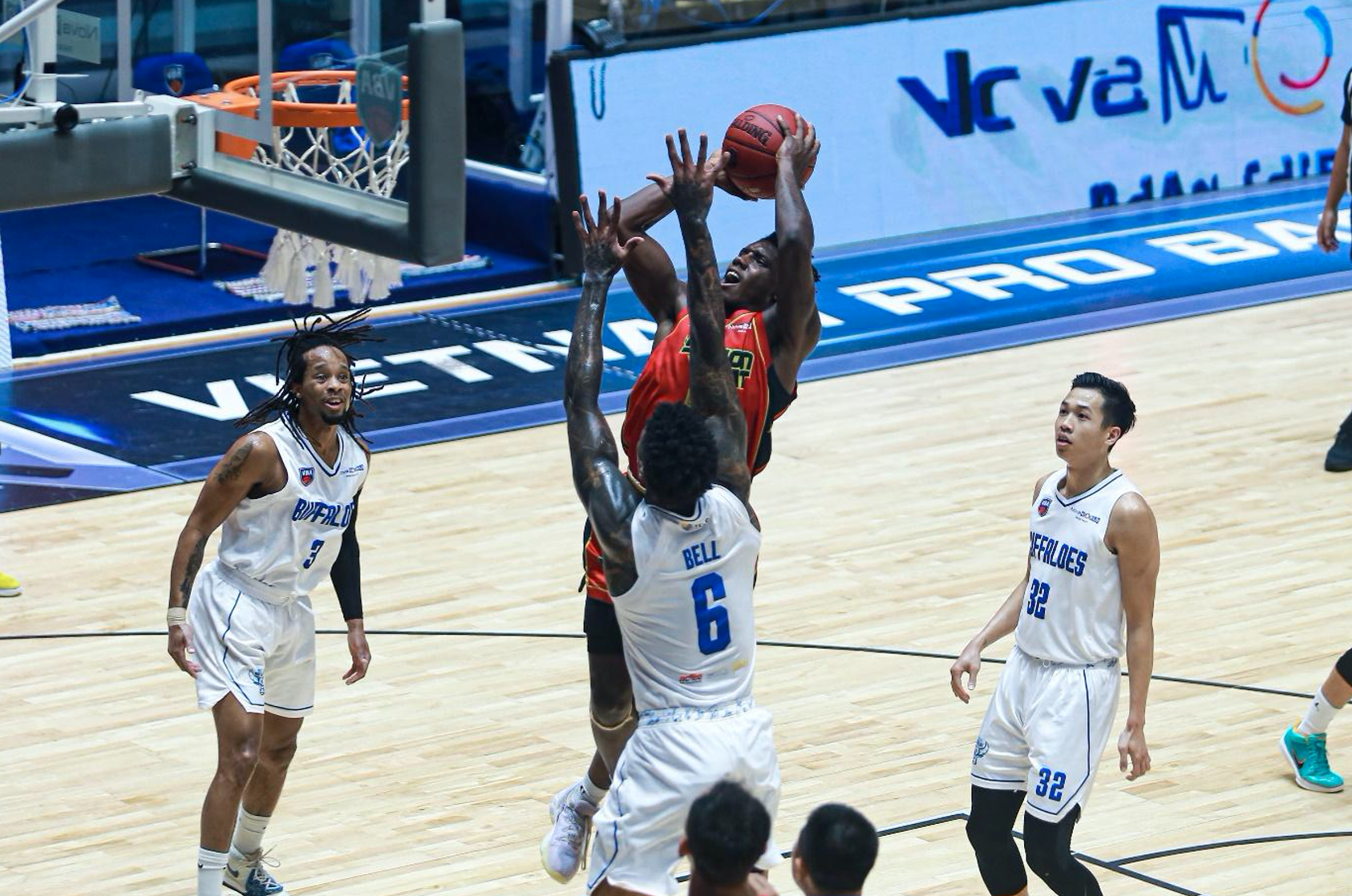 Saigon Heat’s Daquan Bracey (in red) during a game against Hanoi Buffaloes. Photo: VBA