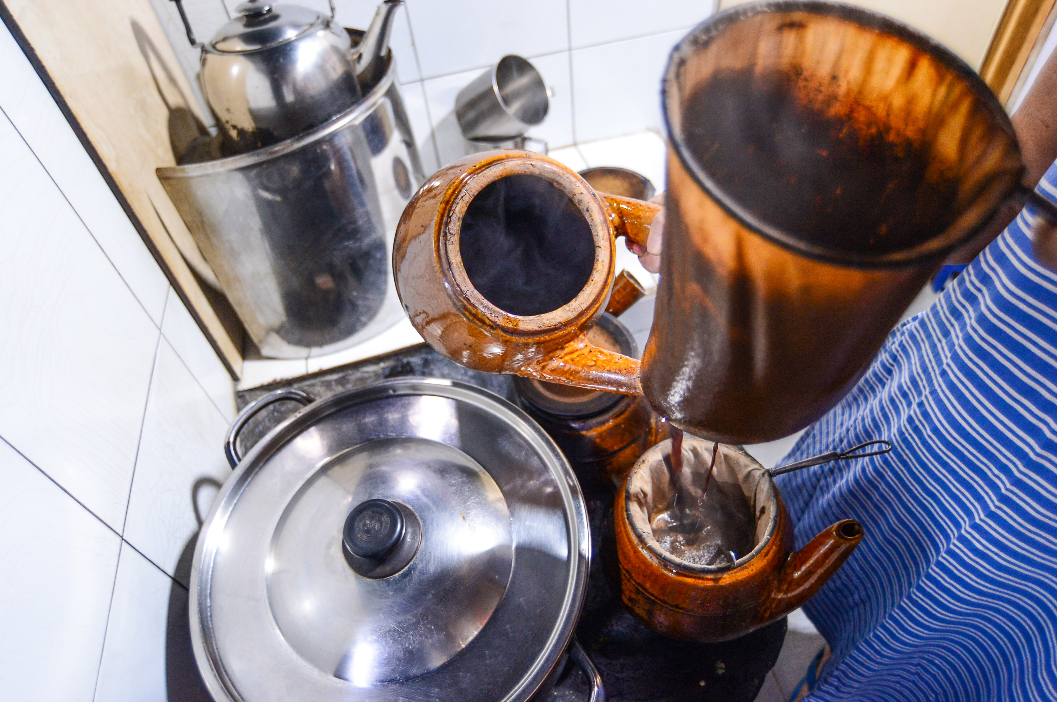 Coffee is brewed using cloth filters and clay pots at Cheo Leo Cafe in District 3 in Ho Chi Minh City. Photo: Quang Dinh / Tuoi Tre