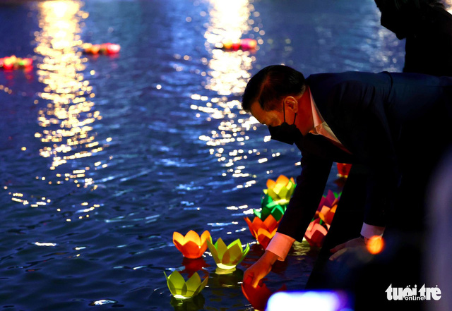 This image shows Hanoi Party Committee Secretary Dinh Tien Dung dropping flower lanterns on Bay Mau Lake in Hanoi at the mourning ceremony for the deceased from COVID-19 on November 19, 2021. Photo: Nguyen Khanh / Tuoi Tre