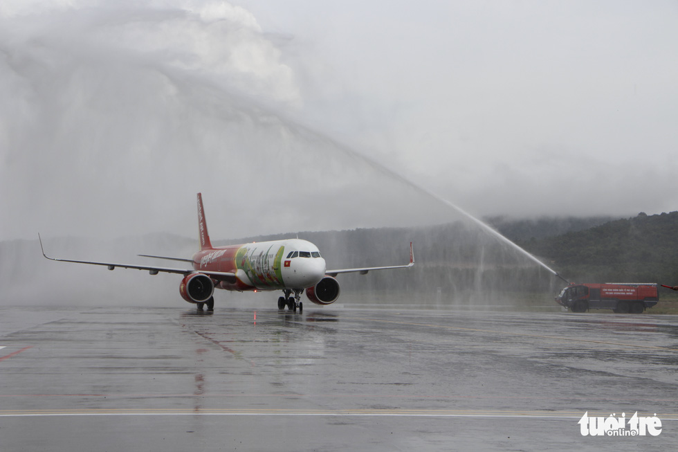 An image shows a water salute to the plane carrying 204 South Koran travelers to Phu Quoc Island, Kien Giang Province, on November 20, 2021. Photo: Chi Cong / Tuoi Tre