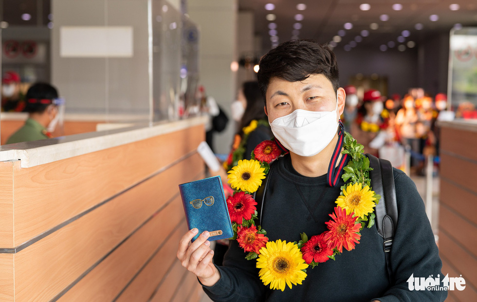 A South Korean traveler is seen holding his passport during check-in procedures at Phu Quoc International Airport on Phu Quoc Island, Kien Giang Province, Vietnam, on November 20, 2021. Photo: Huu Hanh / Tuoi Tre
