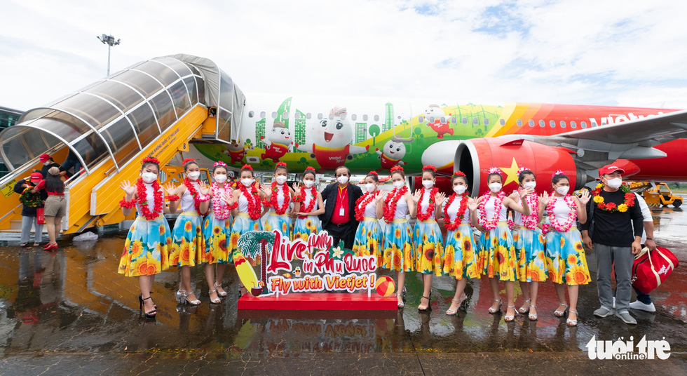 A scene of the welcome ceremony for the group of South Korean travelers on Phu Quoc Island, Kien Giang Province, on November 20, 2021. Photo: Huu Hanh / Tuoi Tre