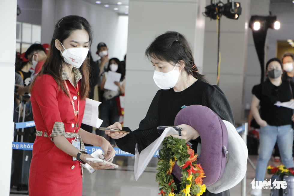 This image shows a South Korean woman undergoing app-based COVID-19 screening procedures at Phu Quoc International Airport on Phu Quoc Island, Kien Giang Province, Vietnam, on November 20, 2021. Photo: Chi Cong / Tuoi Tre