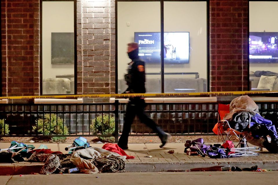 Police investigate after a vehicle plowed through the Christmas Parade, leaving multiple people injured in Waukesha, Wisconsin, U.S. November 21, 2021. Photo: Mike De Sisti-USA TODAY NETWORK via REUTERS