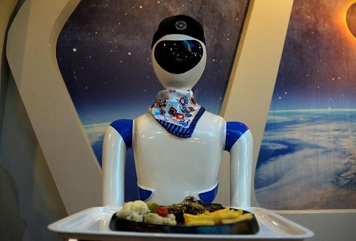 A robot waiter carries an order to patrons at the 'White Fox' restaurant in the eastern part (left bank of the Tigris river) of Iraq's northern city of Mosul on November 17, 2021. Photo: AFP
