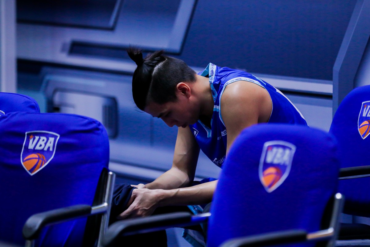 Nha Trang Dolphins’ Nguyen Phu Hoang sits on the bench in Game 38. Photo: VBA