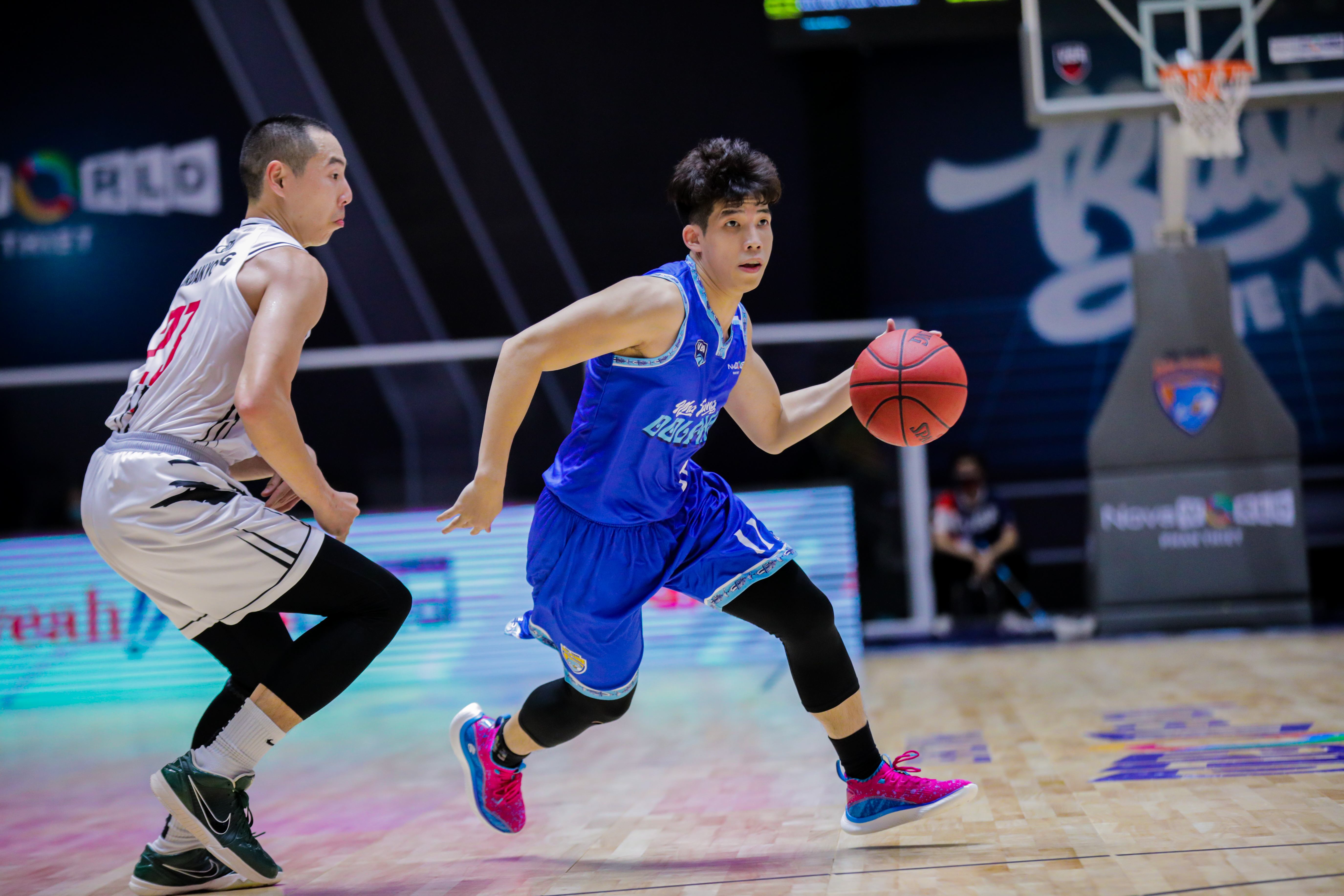 Nha Trang Dolphins’ Nguyen Thanh Dat (in blue). Photo: VBA