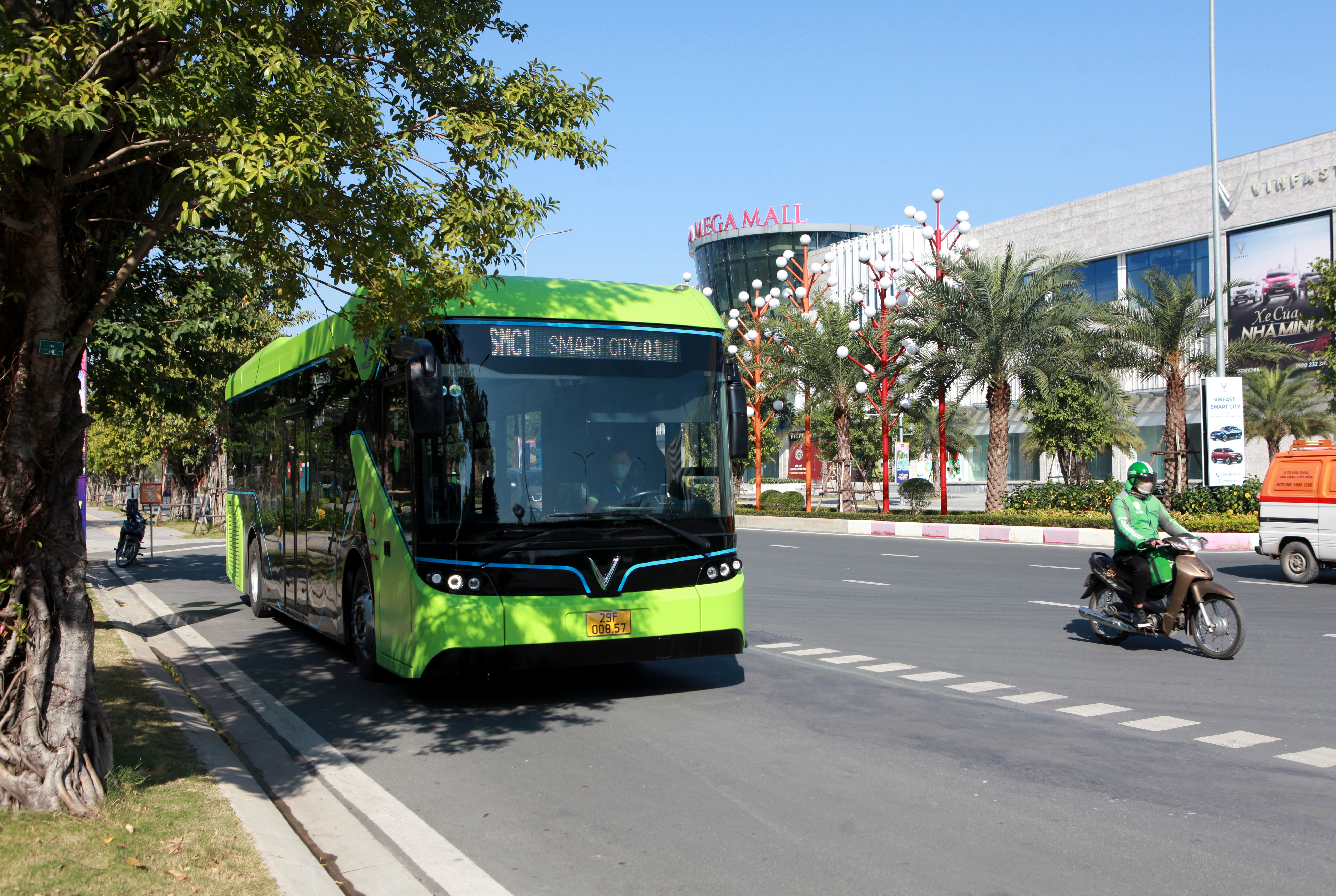 The supplied photo shows a VinBus e-bus in Hanoi City.