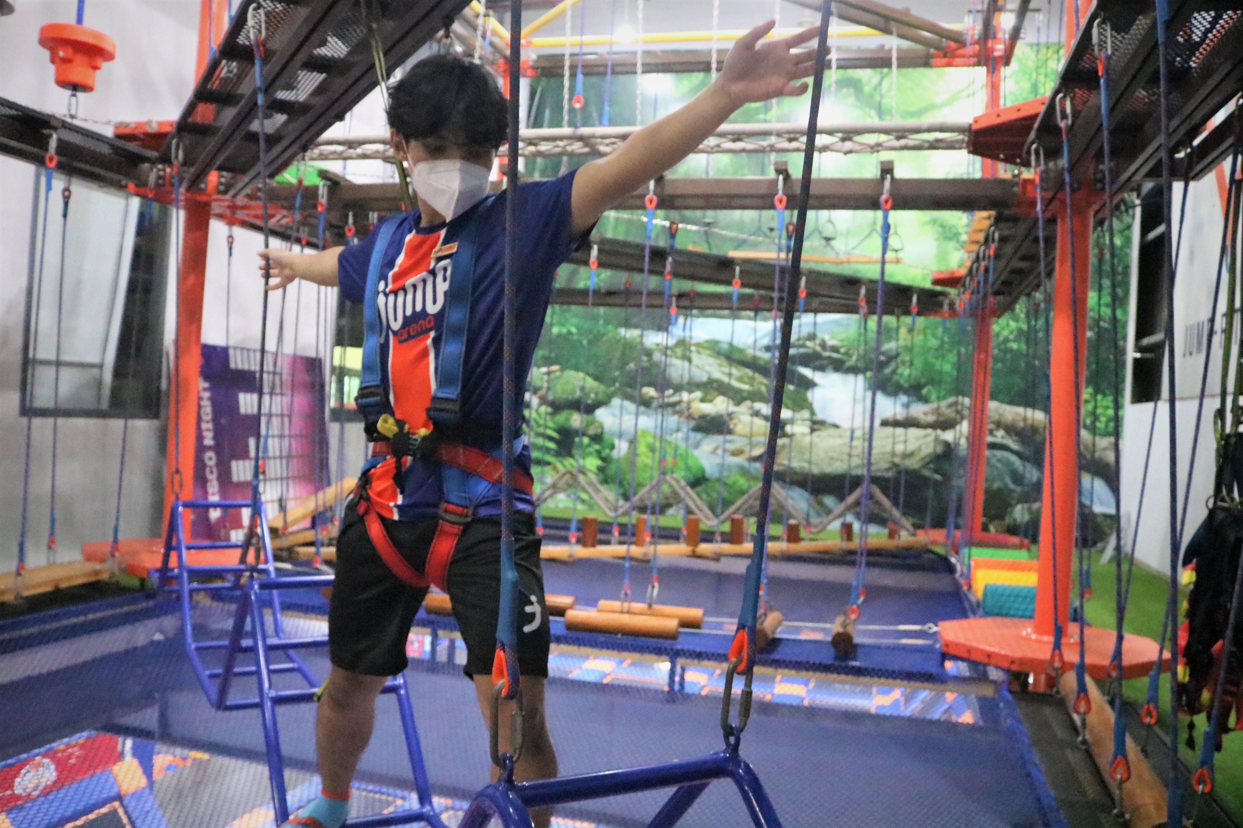 To Giang, a staffer at Jump Arena in District 7, Ho Chi Minh City, demonstrate the ‘Sky Challege’ on November 20, 2021. Photo: Hoang An / Tuoi Tre News
