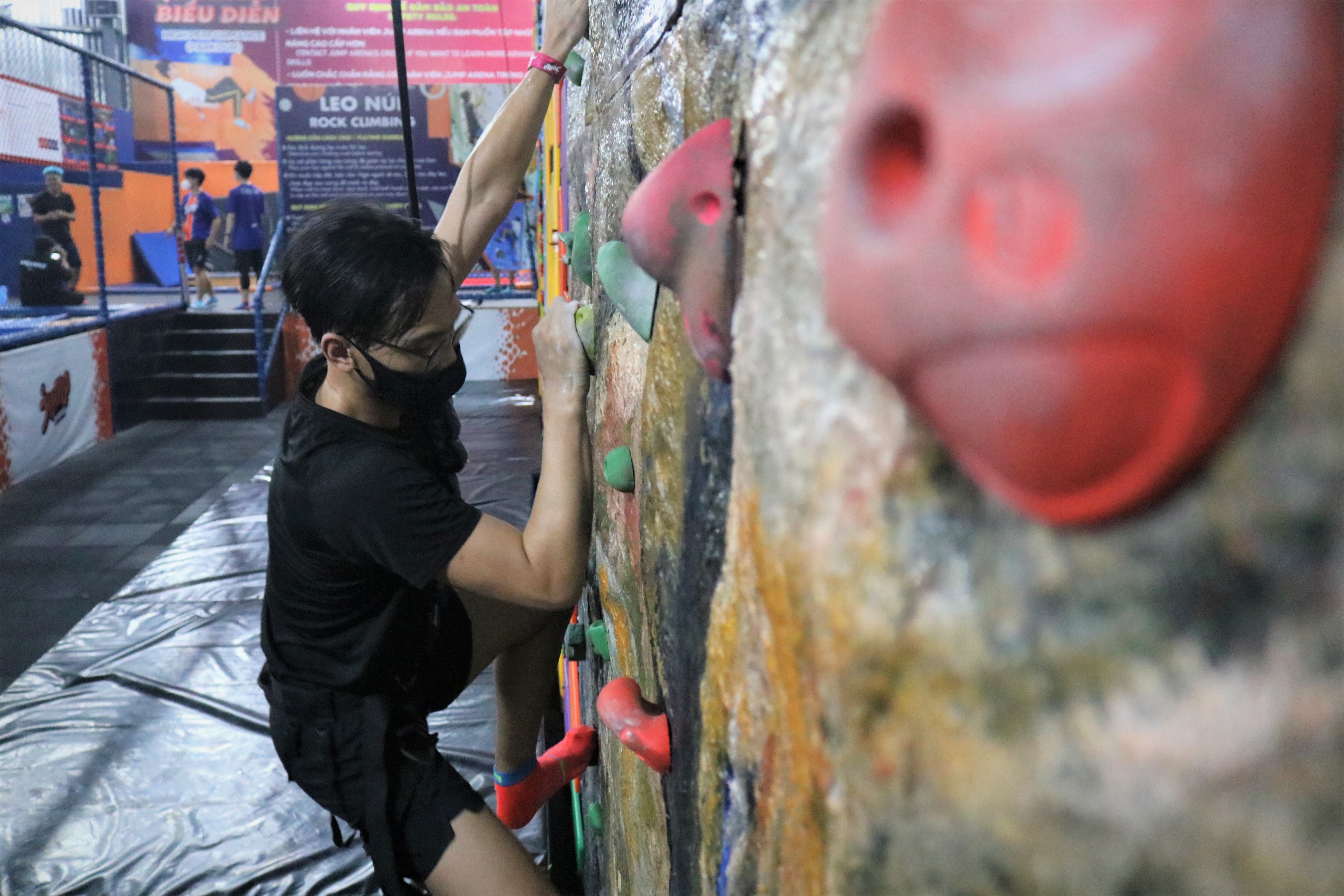 A visitor rock climb at Jump Arena in District 7, Ho Chi Minh City on November 20, 2021. Photo: Hoang An / Tuoi Tre News