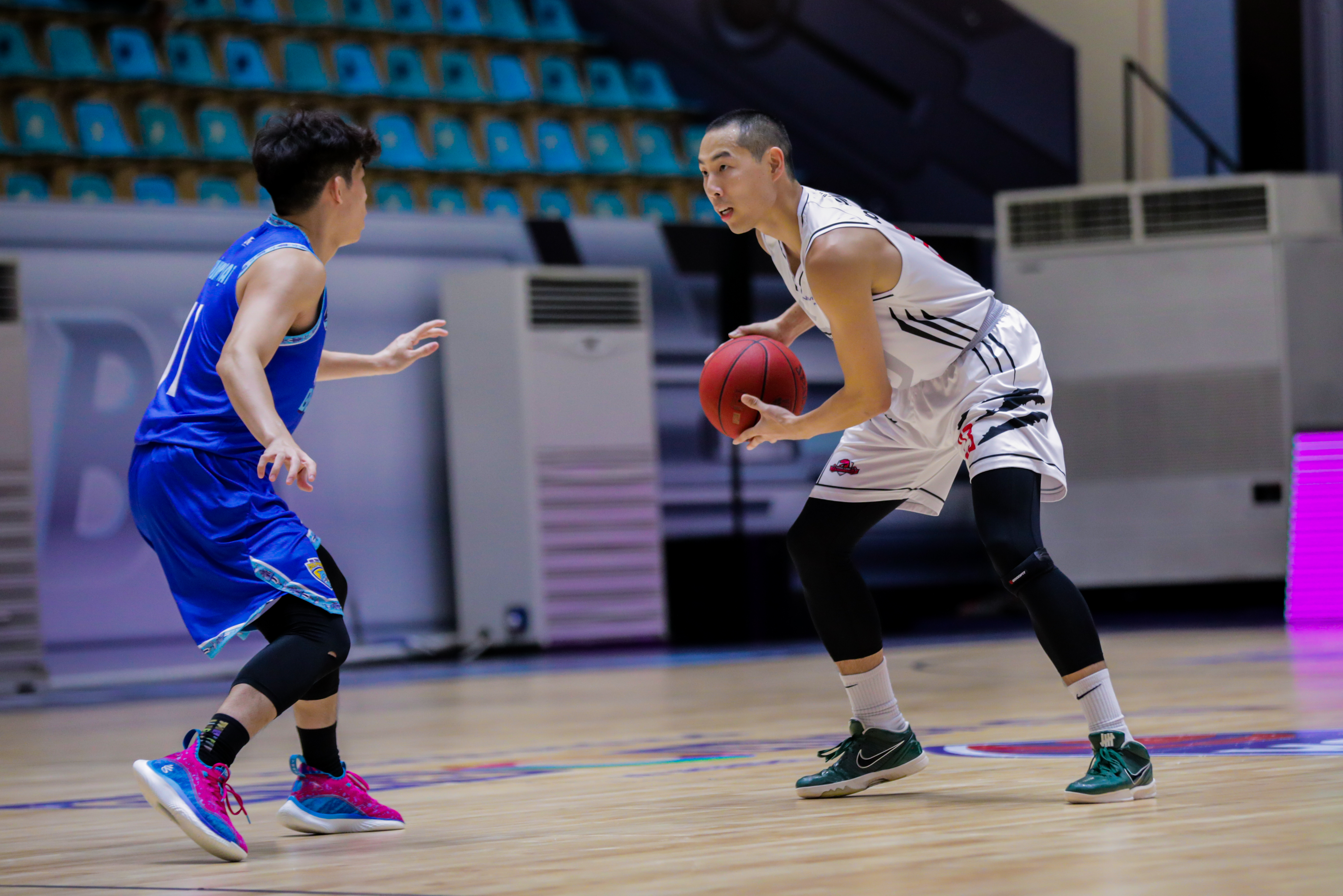 Thang Long Warriors’ Jordan Young faces an opponent in a 2021 VBA game. Photo: VBA