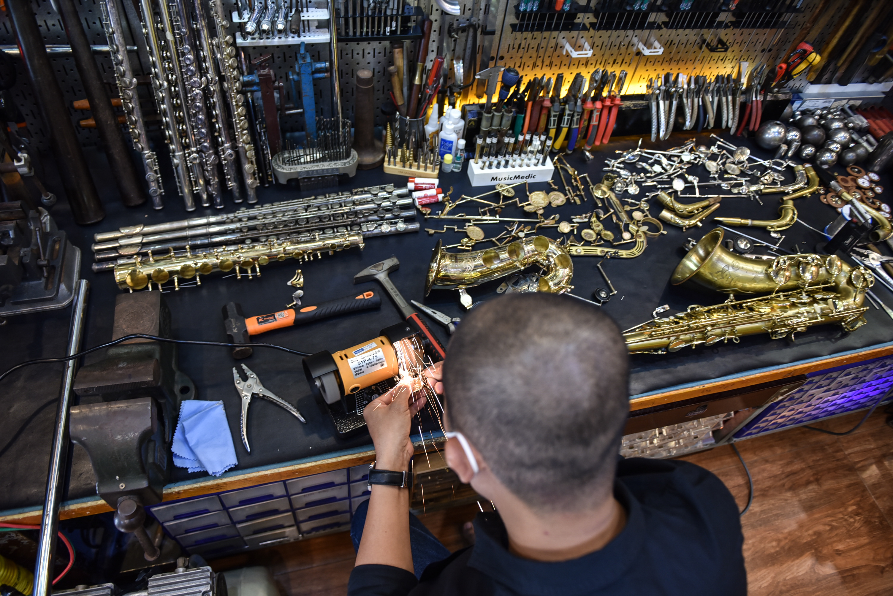 Nguyen Duy Khang is working at his repair shop in Tan Phu District in Ho Chi Minh City on December 6, 2021. Photo: Ngoc Phuong / Tuoi Tre News