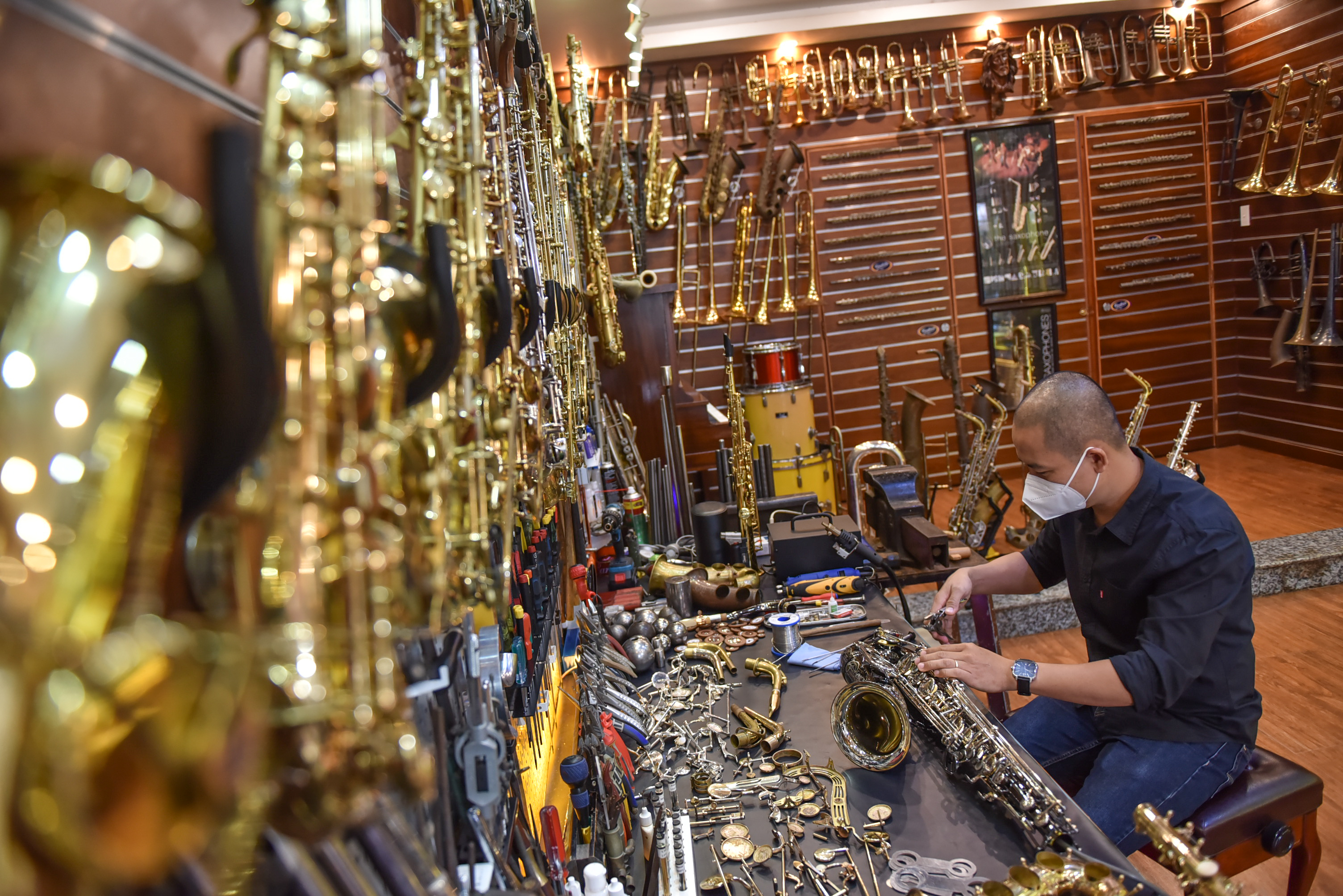 Nguyen Duy Khang is working at his repair shop in Tan Phu District in Ho Chi Minh City on December 6, 2021. Photo: Ngoc Phuong / Tuoi Tre News
