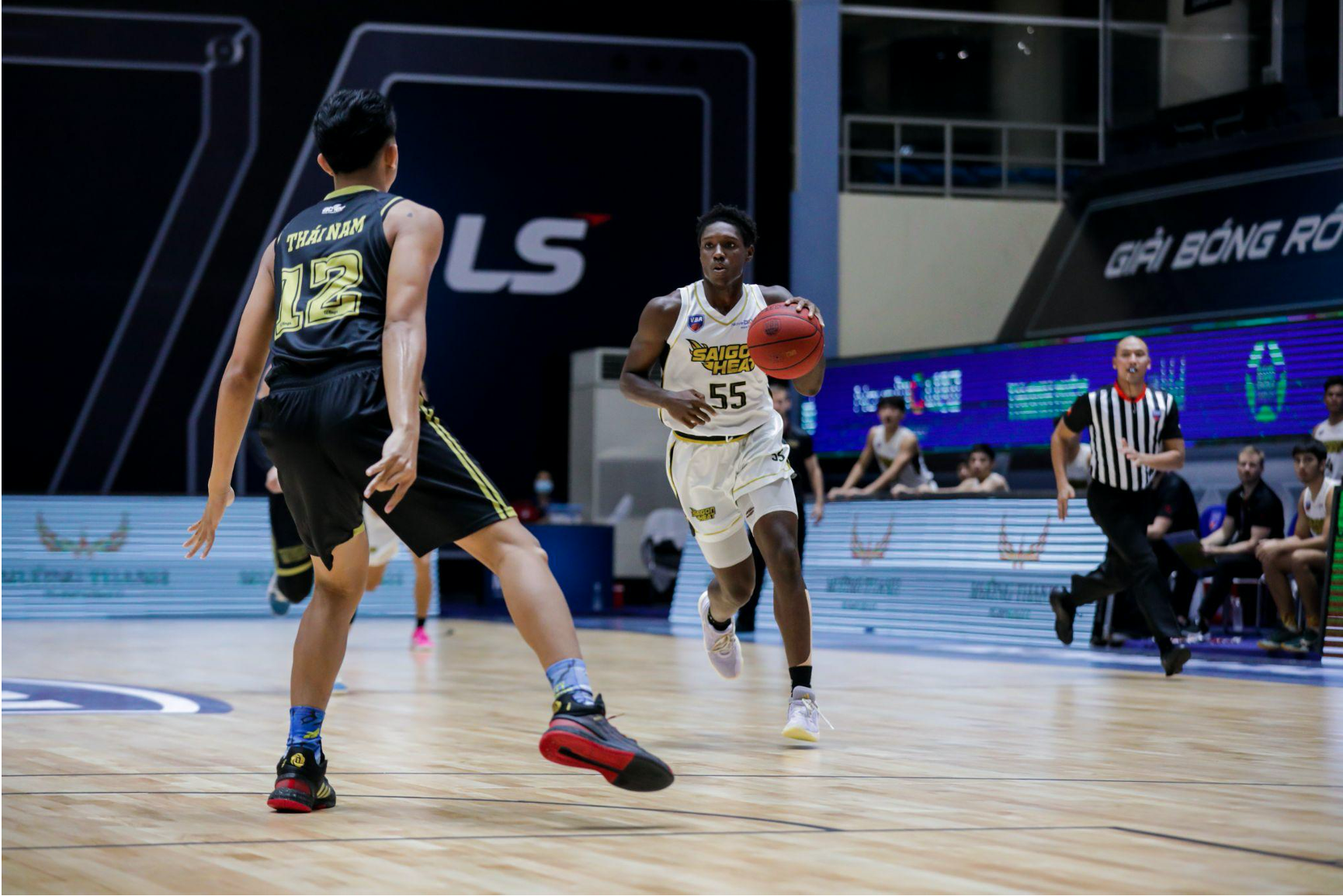 Saigon Heat’s Daquan Bracey (in white). Photo: VBA