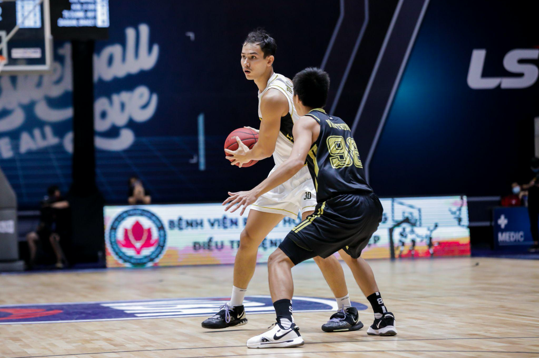 Saigon Heat’s Tim Waale (in white). Photo: VBA
