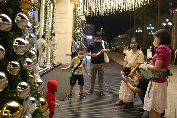 Families with small children stop by for a check-in and quickly leave the place due to the fear of COVID-19 infection. Photo: Hoang An / Tuoi Tre