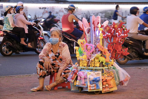 A souvenir street vendor in Ho Chi MInh City, sees sluggish sales as she has traded nothing during the day. Photo: Hoang An / Tuoi Tre