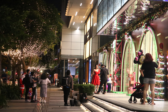 Diamond Plaza in District 1, Ho Chi Minh City, decorated with dazzling Christmas backdrops, sees a drop in the number of visitors this year. Photo: Hoang An / Tuoi Tre