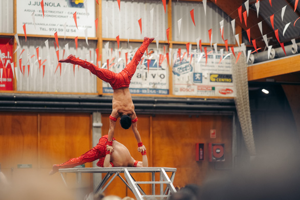 The photo shows Vietnam’s Giang Brothers in a performance in Spain as a promotion for the event slated to take place at Spain’s Cathedral of Girona on Thursday, when the duo are expected to break their own Guinness World Record set in 2016. Photo: Hai Vu Nguyen / Tuoi Tre