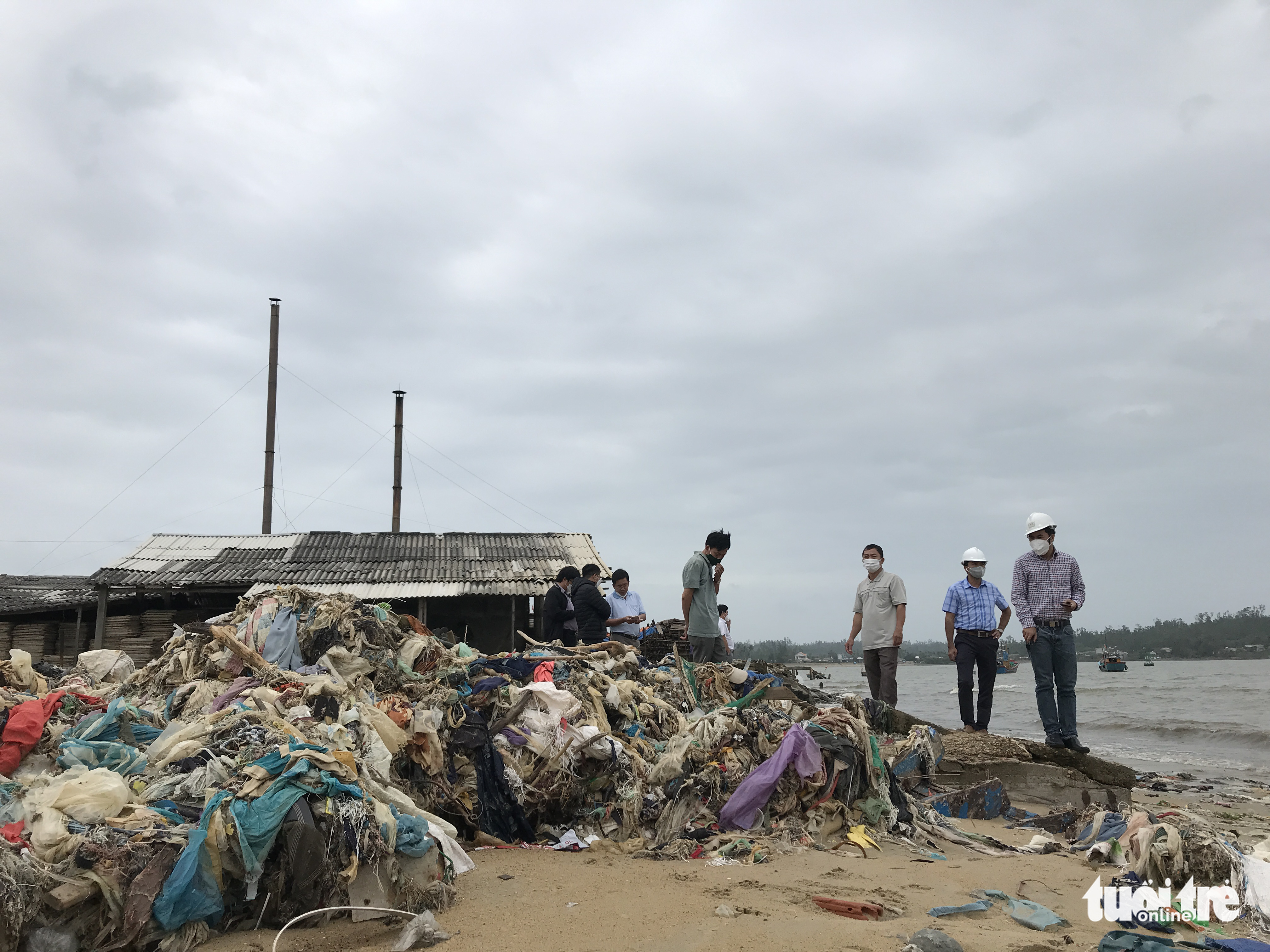Officers evaluate the impacts of trash piled up on beaches in Tinh Ky Commune in Quang Ngai City, Quang Ngai Province, Vietnam, January 1, 2022. Photo: T.M. / Tuoi Tre