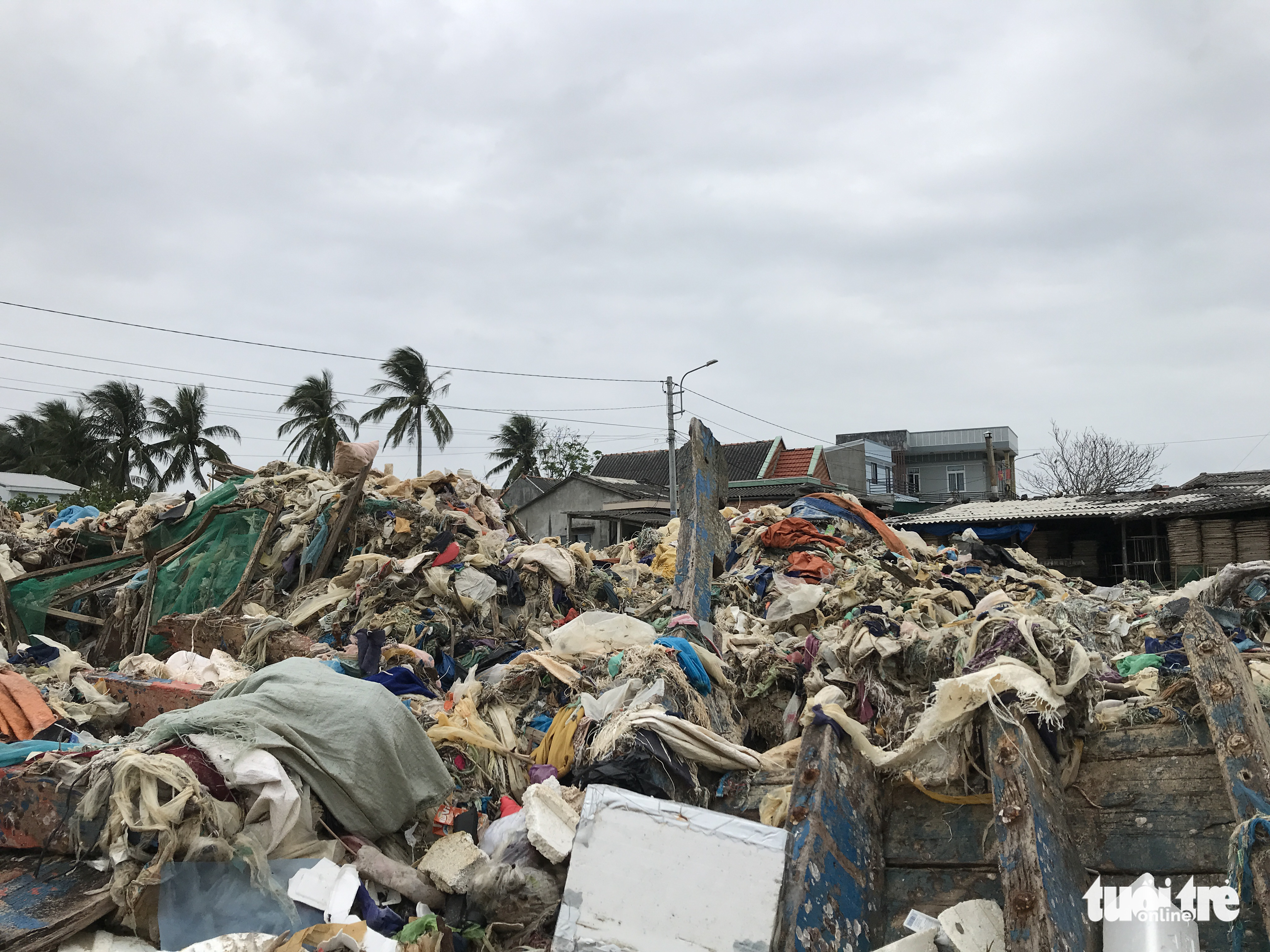 Trash is piled up on beaches in Tinh Ky Commune in Quang Ngai City, Quang Ngai Province, Vietnam, January 1, 2022. Photo: T.M. / Tuoi Tre
