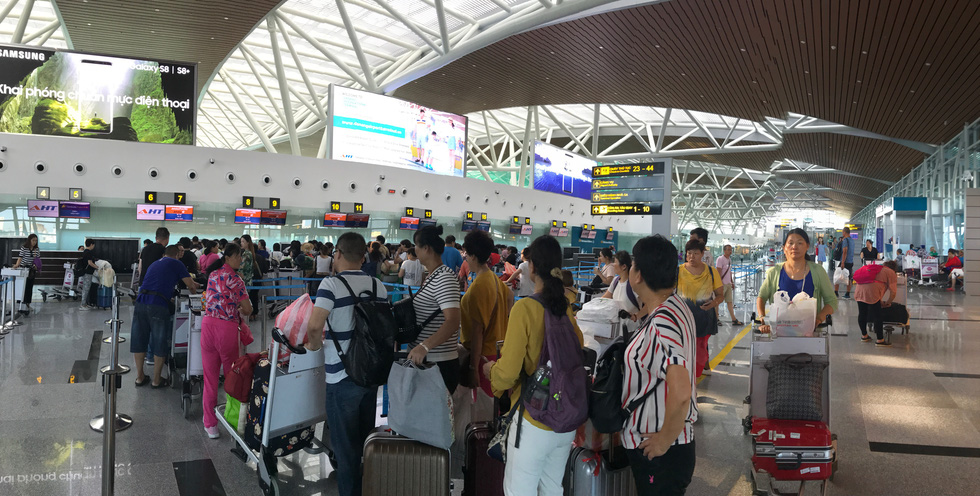 Passengers check-in at Da Nang International Airport in Da Nang, Vietnam. Photo: Truong Trung / Tuoi Tre
