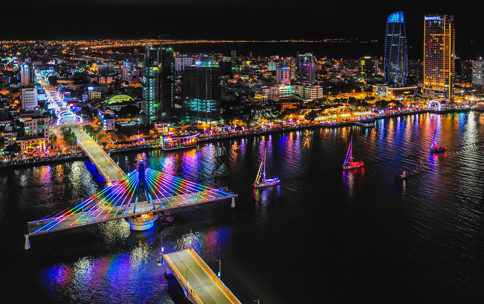 A bird’s-eye view of the Han River Bridge during the Clipper Round the World Yacht Race. Photo: Dang Huu Hung / Tuoi Tre