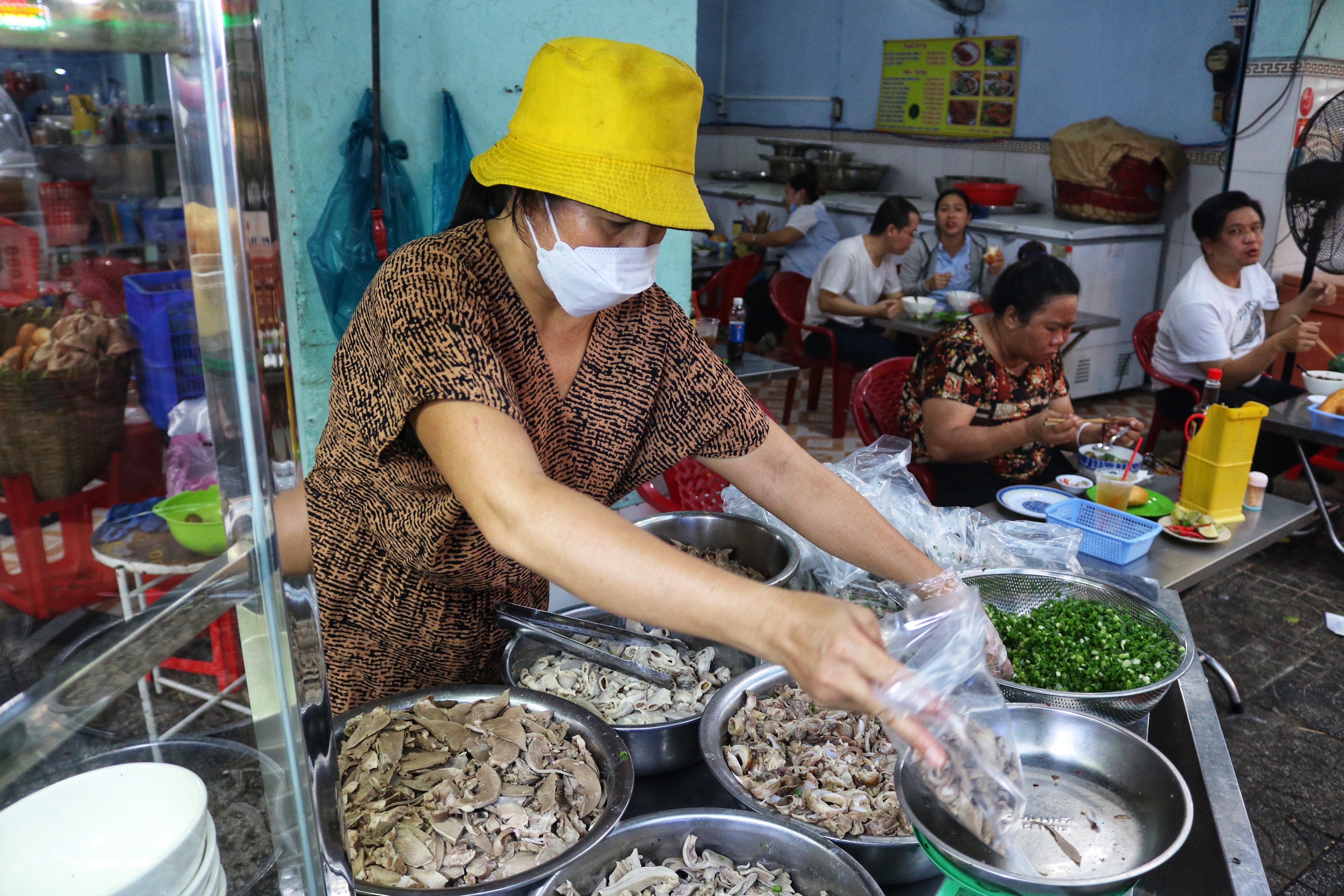 Pham Thi Hoa prepares huyet chung for a customer to take away at her stall on Pham Van Hai Street in Tan Binh District, Ho Chi Minh City. Photo: Hoang An / Tuoi Tre News