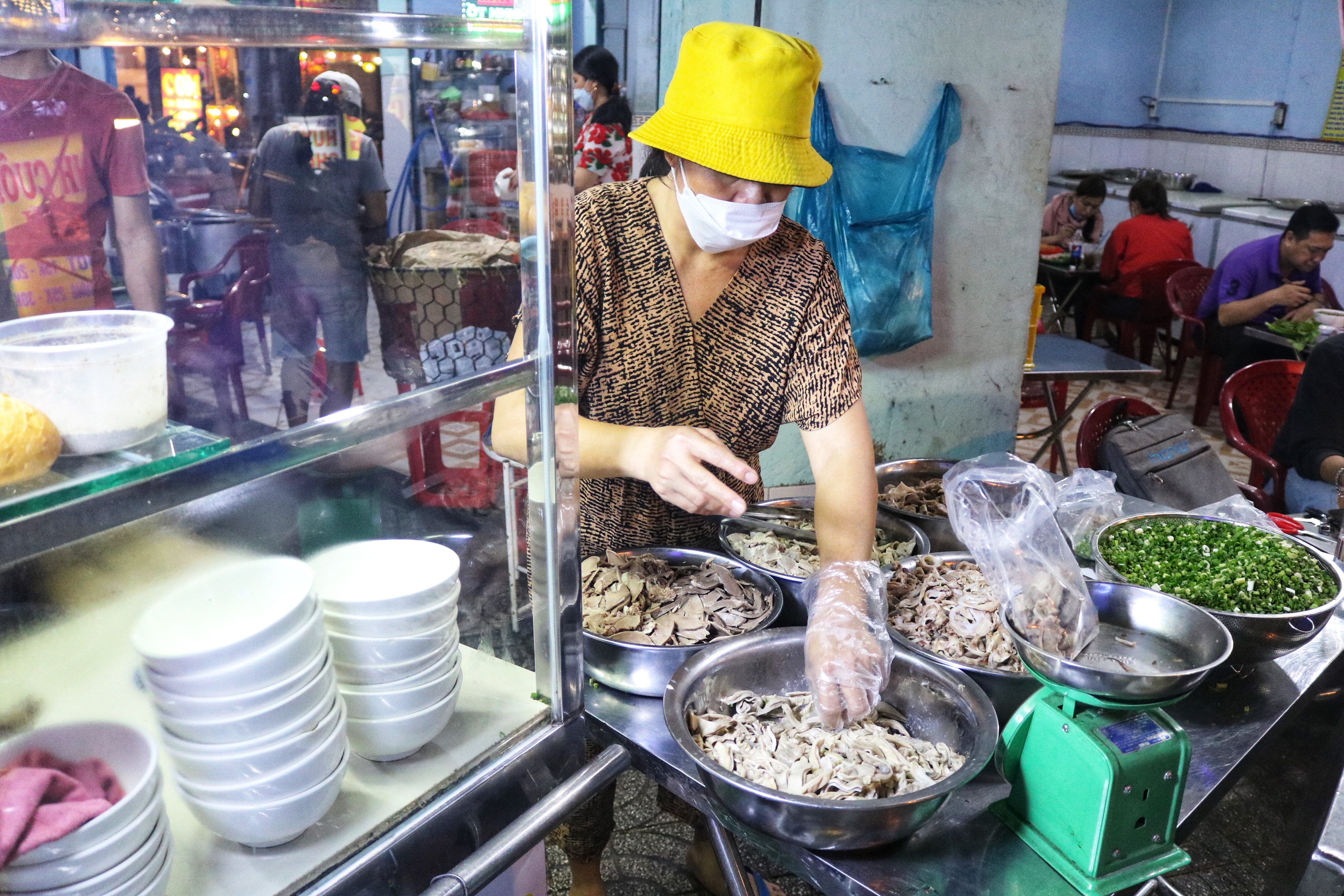 Pham Thi Hoa prepares huyet chung for a customer to take away at her stall on Pham Van Hai Street in Tan Binh District, Ho Chi Minh City. Photo: Hoang An / Tuoi Tre News