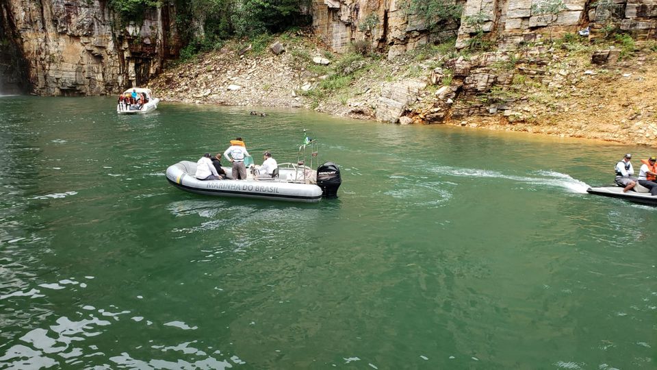 Firefighters of Minas Gerais state and members of Brazilian Navy search for victms after a wall of rock collapsed on top of motor boats below a waterfall in Capitolio, in Minas Gerais state, Brazil January 8, 2022. Photo: Fire Brigade of Minas Gerais/Handout via REUTERS