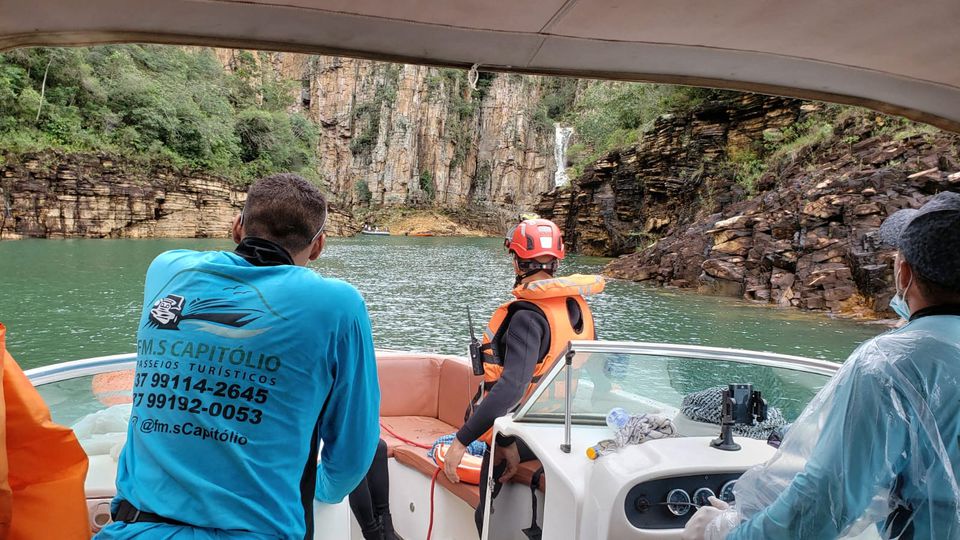 A firefighter of Minas Gerais state seeks for victms after a wall of rock collapsed on top of motor boats below a waterfall in Capitolio, in Minas Gerais state, Brazil January 8, 2022. Photo: Fire Brigade of Minas Gerais/Handout via REUTERS