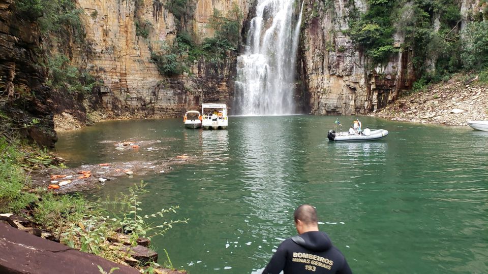 Firefighters of Minas Gerais state search for victms after a wall of rock collapsed on top of motor boats below a waterfall in Capitolio, in Minas Gerais state, Brazil January 8, 2022. Photo: Fire Brigade of Minas Gerais/Handout via REUTERS