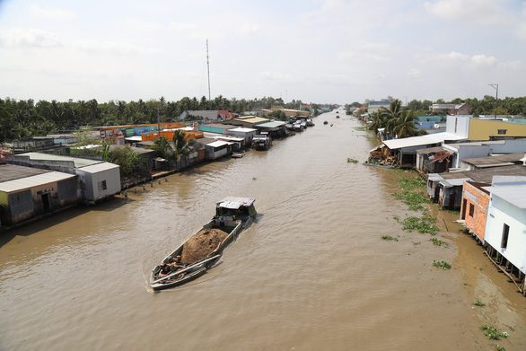 This image shows the Quan Lo - Phung Hiep canal that runs through Phuoc Long District in the Mekong Delta province of Bac Lieu and provides freshwater to the province. Photo: Chi Quoc / Tuoi Tre