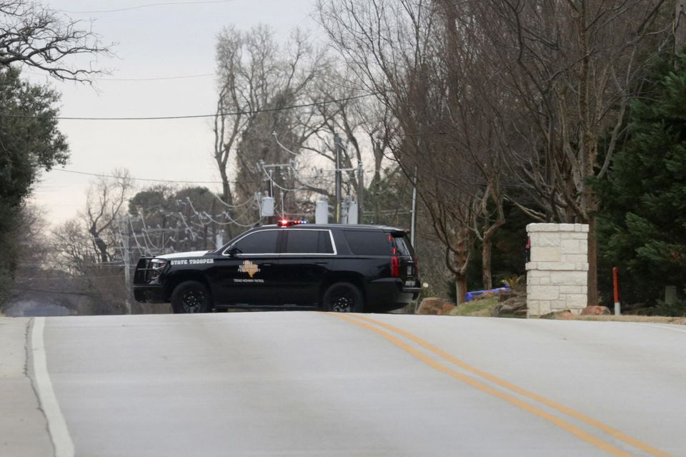 A law enforcement vehicle blocks the street where a man has reportedly taken people hostage at a synagogue during services that were being streamed live, in Colleyville, Texas, U.S. January 15, 2022. Photo: Reuters