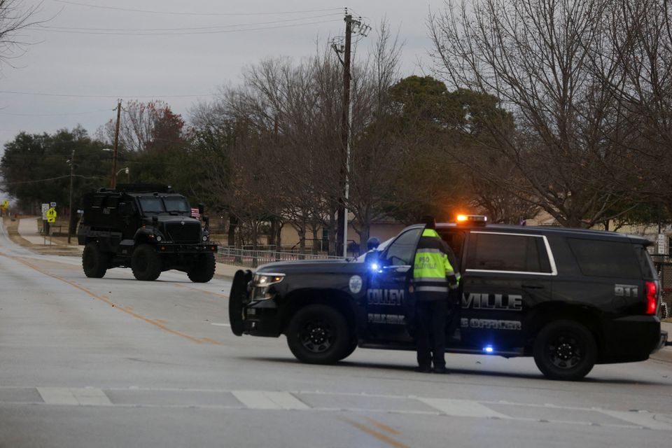 Law enforcement vehicles are seen in the area where a man has reportedly taken people hostage at a synagogue during services that were being streamed live, in Colleyville, Texas, U.S. January 15, 2022. Photo: Reuters