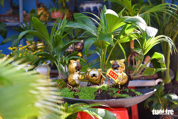 Rich in intricacy of details and meaning, a model featuring parent tigers and their cub(s) stands for human family reunions.