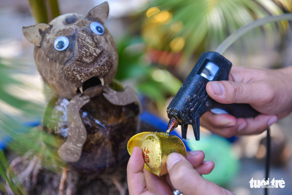 A highlight to Dinh Ngoc Hieu’s pieces is old-style ingots of gold which convey wishes for a financially thriving year.