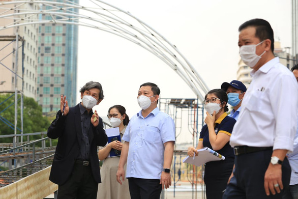 Duong Anh Duc, vice-chairman of the Ho Chi Minh City People's Committee, checks on Nguyen Hue Flower Street on January 17, 2022. Photo: Nhat Thinh / Tuoi Tre