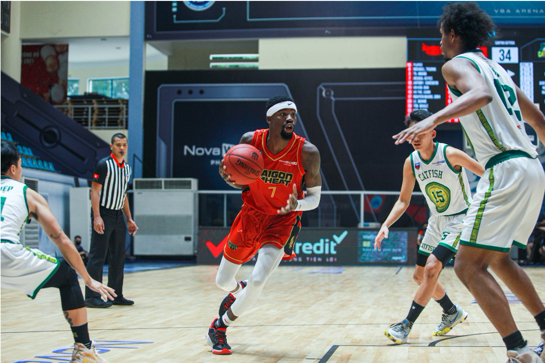 Saigon Heat ‘s Joshua Keyes (in red) at the VBA Premier Bubble Games 2021. Photo: VBA