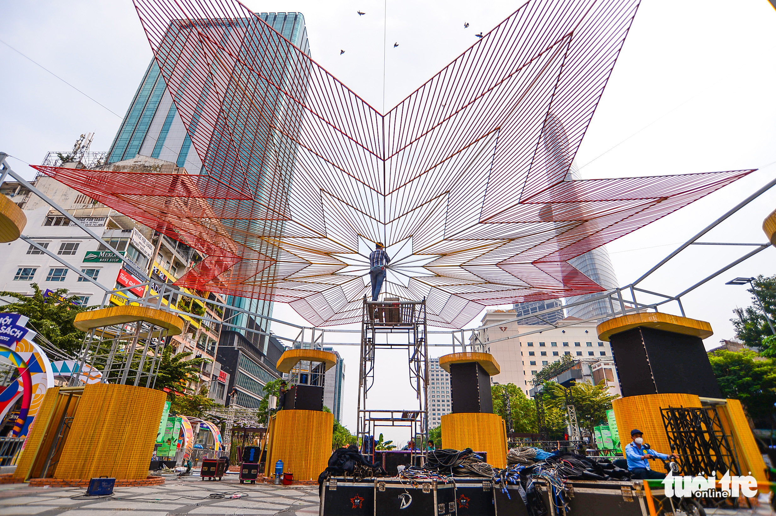 Construction works are being finished at Nguyen Hue Flower Street in Ho Chi Minh City, January 26, 2022. Photo: Quang Dinh / Tuoi Tre