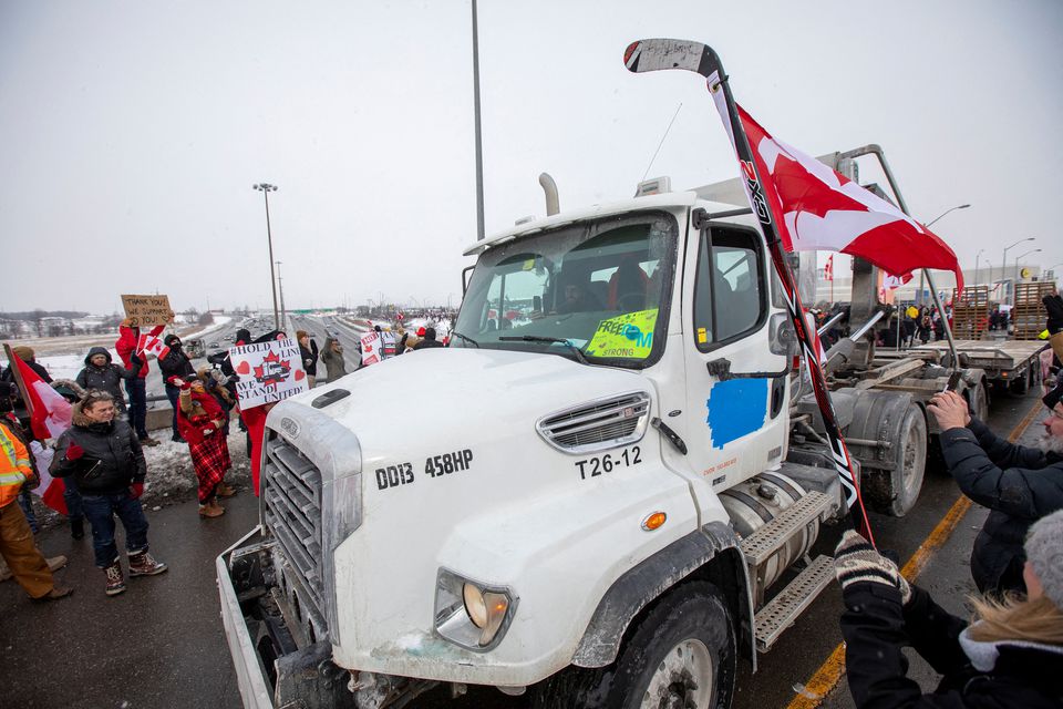 Supporters of truckers gather in Toronto, Ontario, Canada, to support truck drivers on their way to Ottawa to protest coronavirus disease (COVID-19) vaccine mandates for cross-border truck drivers January 27, 2022. Photo: Reuters