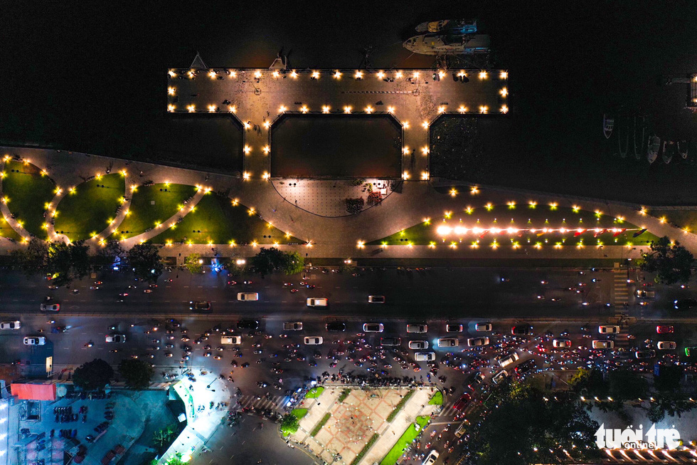 This aerial photo shows people rushing to Bach Dang Wharf Park in downtown Ho Chi Minh City, Vietnam on January 26, 2022. Photo: Tuoi Tre