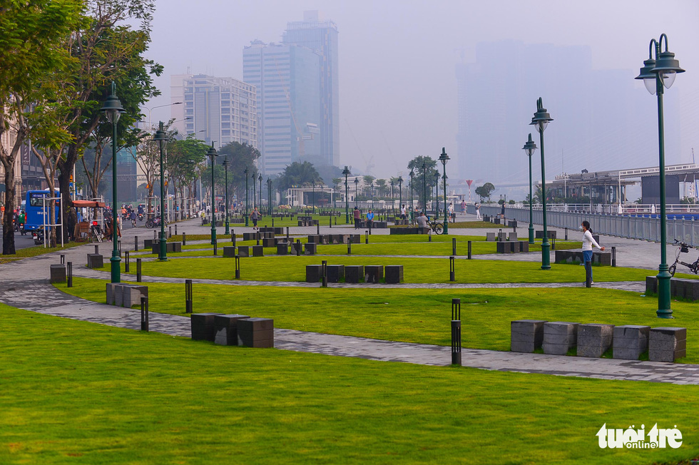 Locals work out at Bach Dang Wharf Park in District 1, Ho Chi Minh City on January 27, 2022. Photo: Tuoi Tre
