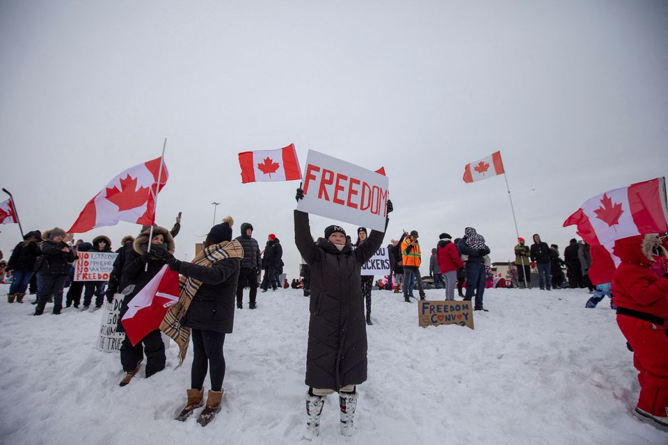 Supporters of truckers gather in Toronto, Ontario, Canada, to support truck drivers on their way to Ottawa to protest coronavirus disease (COVID-19) vaccine mandates for cross-border truck drivers January 27, 2022. Photo: Reuters